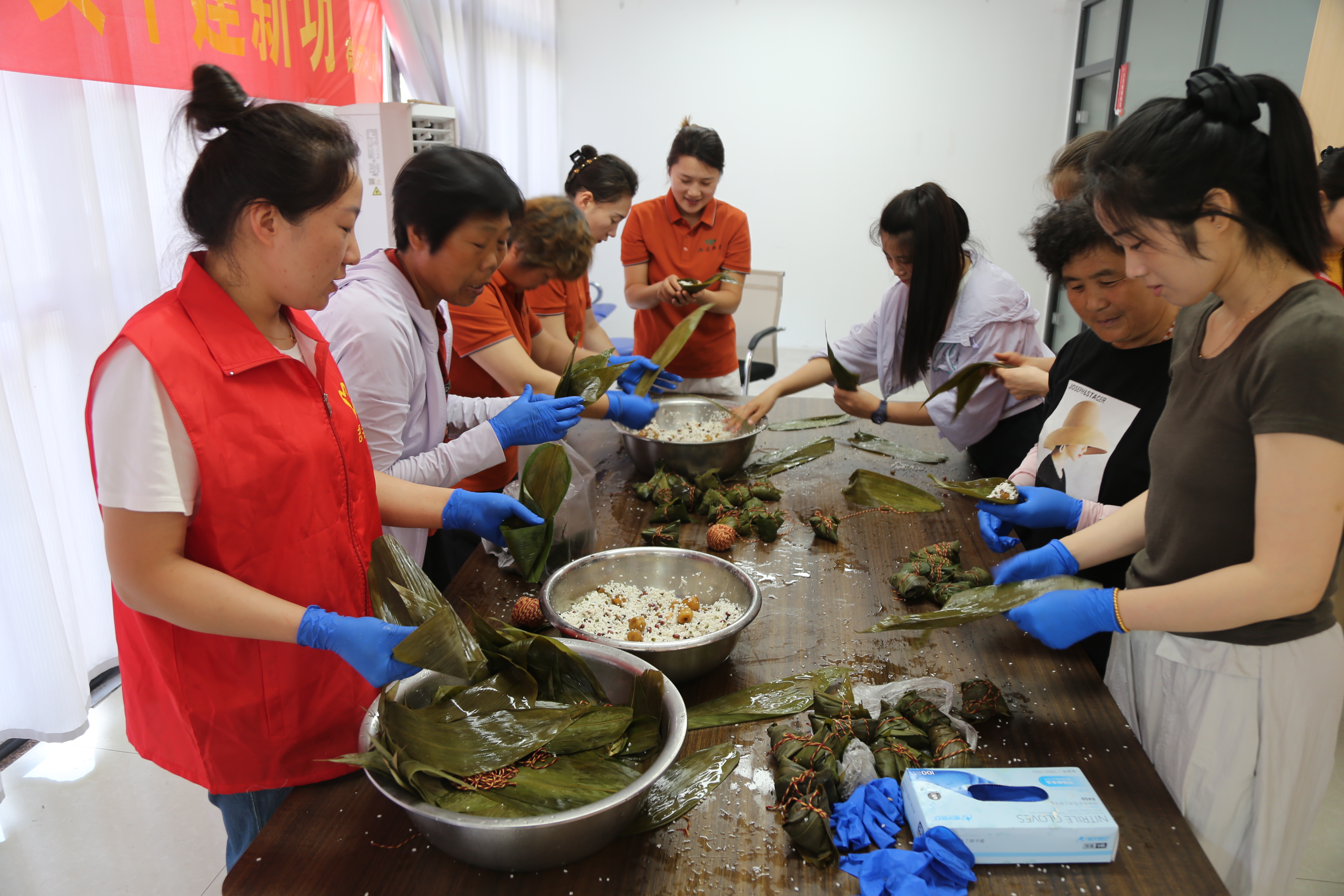 微礦集團(tuán)到殷莊社區(qū)開展端午主題共建活動(dòng)